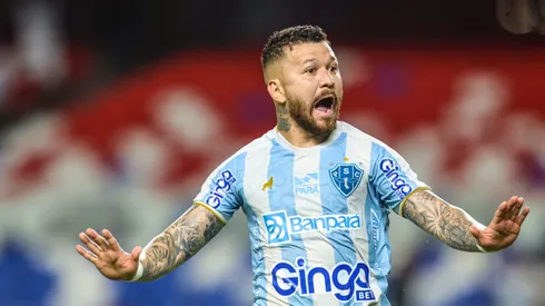 Rossi jogador do Paysandu comemora seu gol durante partida contra o Sao Raimundo no estadio Mangueirao pelo campeonato Copa Verde 2025.