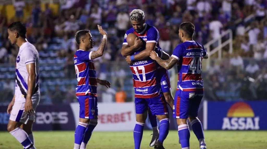 Britez, jogador do Fortaleza, comemora seu gol durante partida contra o Cariri pelo Campeonato Cearense 2025. Foto: Lucas Emanuel/AGIF