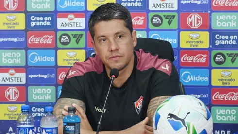 Thiago Carpini, tecnico do Vitoria durante partida contra o Cerro Largo no estadio Barradao pelo campeonato Copa Sul-americana 2025. Foto: Walmir Cirne/AGIF