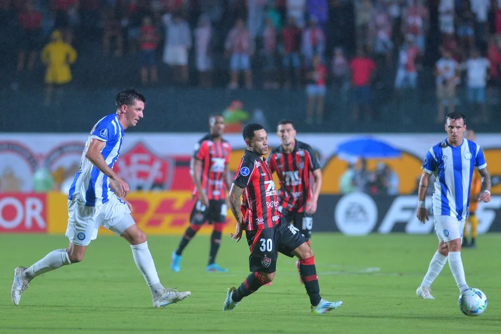 Mateuzinho, jogador do Vitoria durante partida contra o Cerro Largo no estadio Barradao pelo campeonato Copa Sul-americana 2025. Foto: Walmir Cirne/AGIF