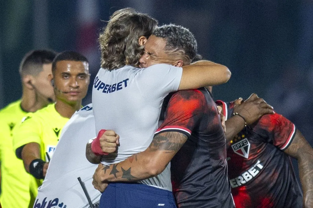 Luciano jogador do São Paulo comemora seu gol com Zubeldía treinador da sua equipe durante partida contra o Vasco no estádio Brinco de Ouro pelo campeonato Brasileiro A 2024. Foto: Anderson Romão/AGIF