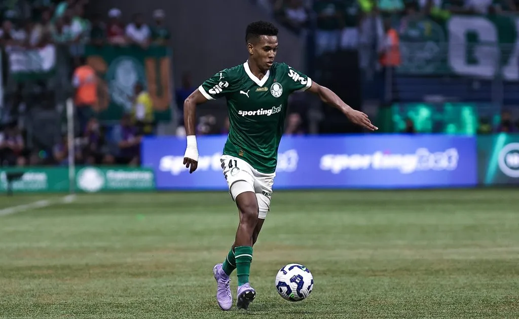 Estevão jogador do Palmeiras durante partida contra o Botafogo pelo campeonato Brasileiro A 2025.   Foto: Fabio Giannelli/AGIF