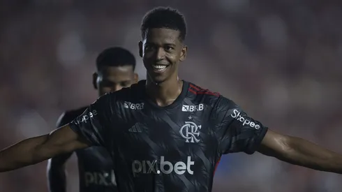 Carlinhos jogador do Flamengo comemora seu gol durante partida contra o Bangu no estadio Castelao De Sao Luis pelo campeonato Carioca 2025. Foto: Kayan Mendes/AGIF