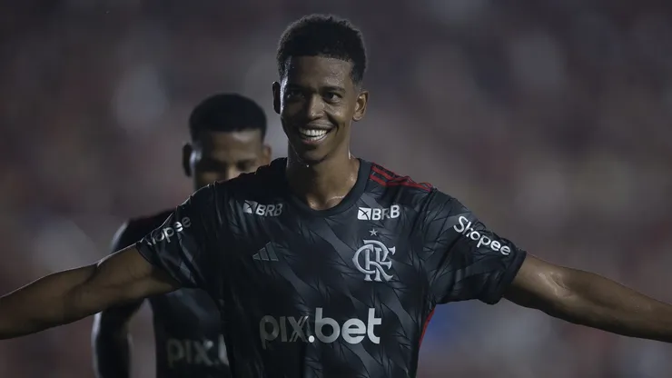 Carlinhos jogador do Flamengo comemora seu gol durante partida contra o Bangu no estadio Castelao De Sao Luis pelo campeonato Carioca 2025. Foto: Kayan Mendes/AGIF