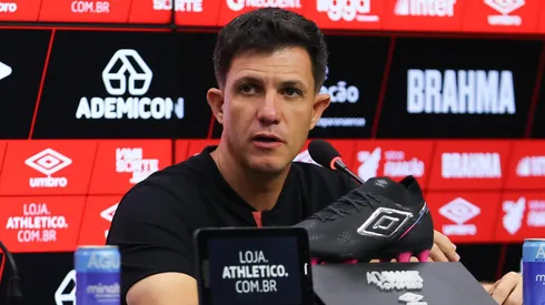 Foto: Divulgação/Duda Matoso – Maurício Barbieri durante coletiva após confronto contra o CRB na Série B de 2025.
