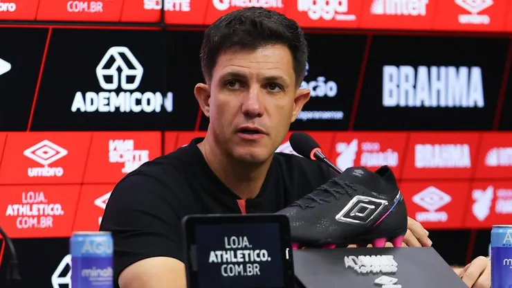 Foto: Divulgação/Duda Matoso - Maurício Barbieri durante coletiva após confronto contra o CRB na Série B de 2025.
