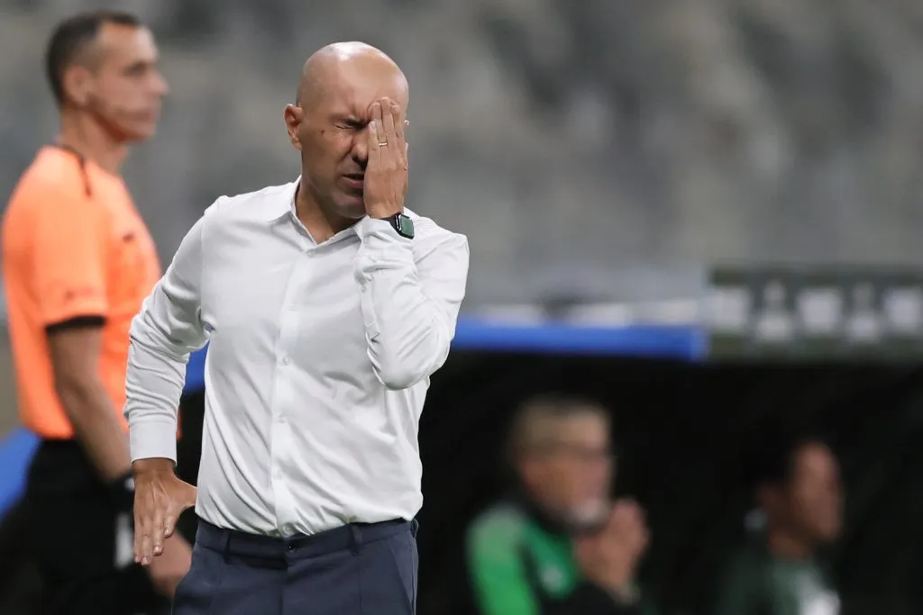 MG – BELO HORIZONTE – 09/04/2025 – COPA SUL-AMERICANA 2025, CRUZEIRO X MUSHUC RUNA – Leonardo Jardim tecnico do Cruzeiro durante partida contra o Mushuc Runa no estadio Mineirao pelo campeonato Copa Sul-americana 2025. Foto: Gilson Lobo/AGIF