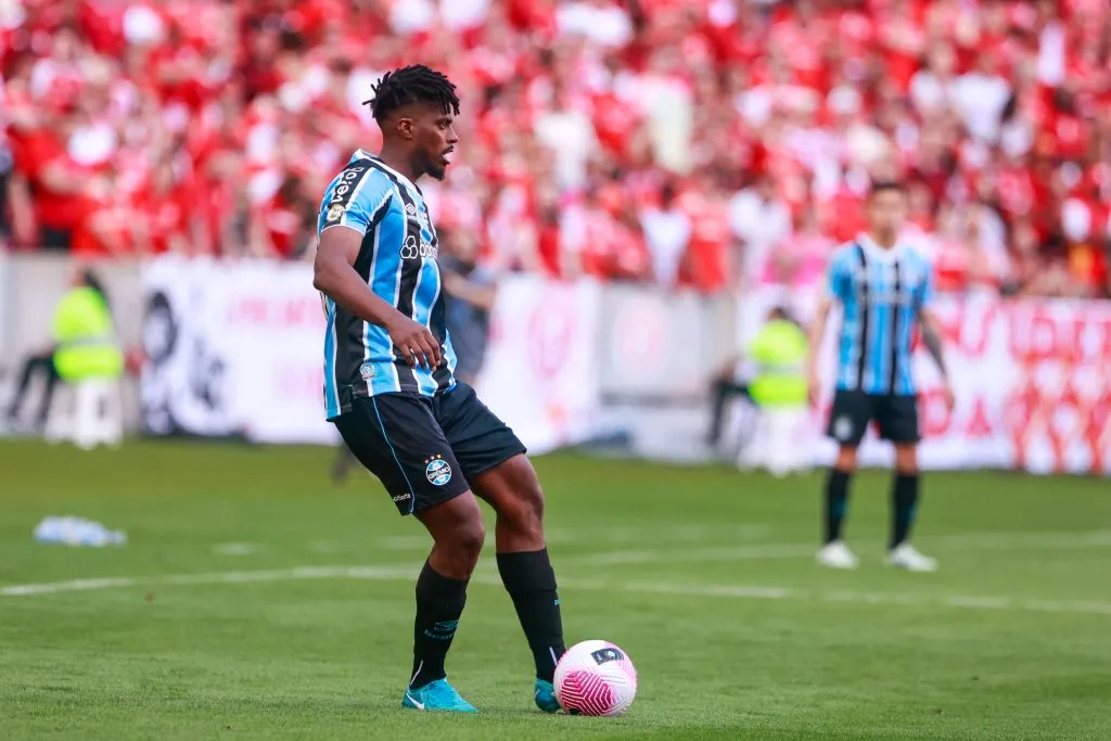 RS – PORTO ALEGRE – 19/10/2024 – BRASILEIRO A 2024, INTERNACIONAL X GREMIO – Jemerson jogador do Gremio durante partida contra o Internacional no estadio Beira-Rio pelo campeonato Brasileiro A 2024. Foto: Luiz Erbes/AGIF