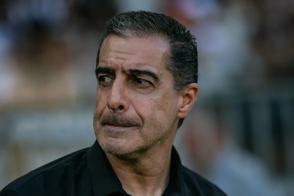 MG – BELO HORIZONTE – 20/04/2025 – BRASILEIRO A 2025, ATLETICO-MG X BOTAFOGO – Renato Paiva tecnico do Botafogo durante partida contra o Atletico-MG no estadio Mineirao pelo campeonato Brasileiro A 2025. Foto: Fernando Moreno/AGIF
