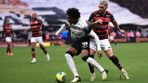 Talles Magno jogador do Corinthians disputa lance com De Arrascaeta jogador do Flamengo durante partida no estádio Arena Corinthians pelo campeonato Copa Do Brasil 2024. Foto: Ettore Chiereguini/AGIF