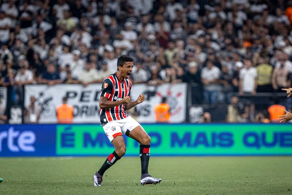 SP – SAO PAULO – 30/01/2024 – PAULISTA 2024, CORINTHIANS X SAO PAULO – Luiz Gustavo jogador do Sao Paulo comemora seu gol durante partida contra o Corinthians no estadio Arena Corinthians pelo campeonato Paulista 2024. Foto: Leonardo Lima/AGIF
