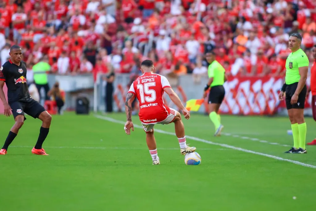 RS – PORTO ALEGRE – 24/11/2024 – BRASILEIRO A 2024, INTERNACIONAL X BRAGANTINO – Bruno Gomes jogador do Internacional durante partida contra o Bragantino no estadio Beira-Rio pelo campeonato Brasileiro A 2024. Foto: Luis Felipe Amorin/AGIF