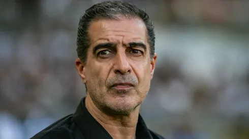 Renato Paiva durante confronto contra o Atlético-MG no Brasileirão 2025.