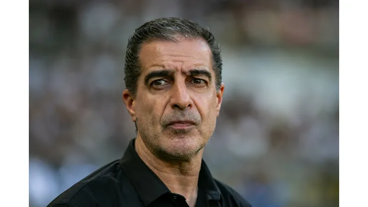 Renato Paiva durante confronto contra o Atlético-MG no Brasileirão 2025.