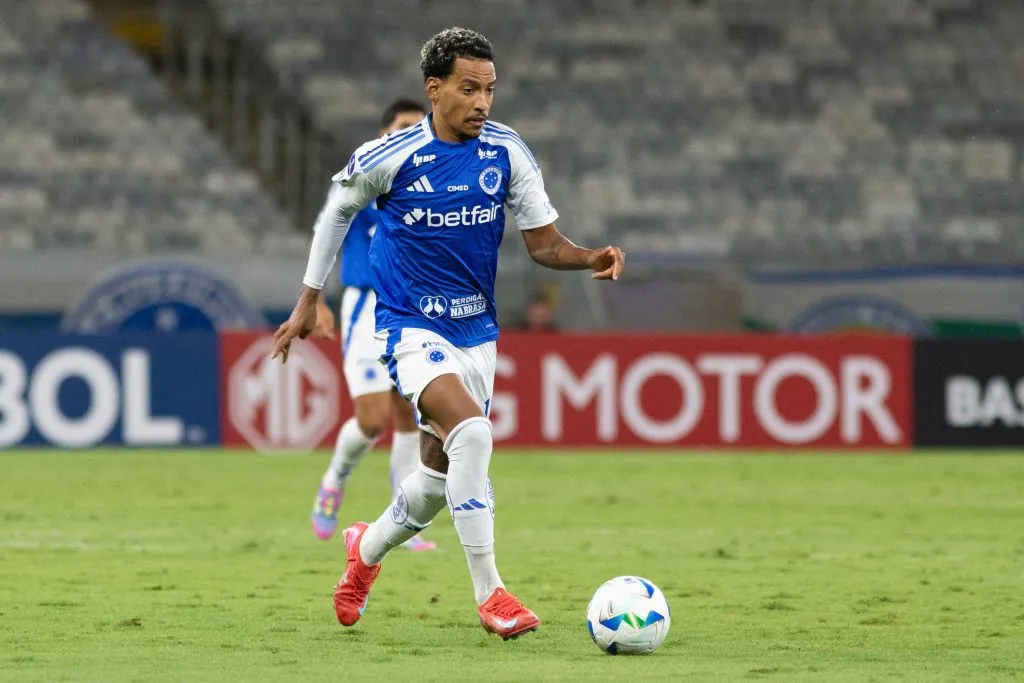 Matheus Pereira jogador do Cruzeiro durante partida contra o Mushuc Runa pelo campeonato Copa Sul-americana 2025. Foto: Fernando Moreno/AGIF