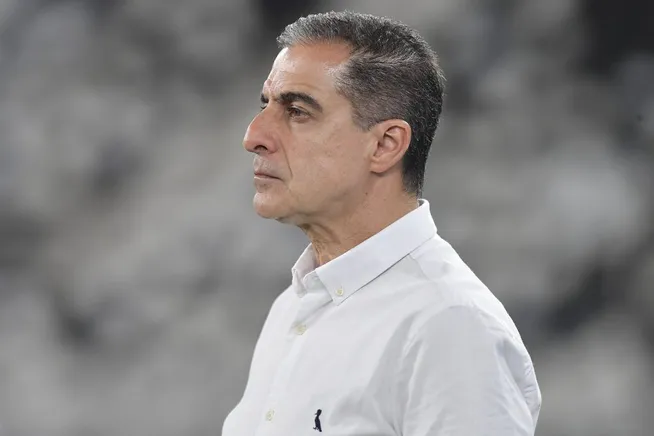 Renato Paiva durante partida contra o Carabobo na Copa Libertadores de 2025. Foto: Thiago Ribeiro/AGIF