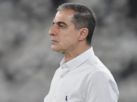 Renato Paiva é avisado que titular do Botafogo sente dores e é dúvida no clássico