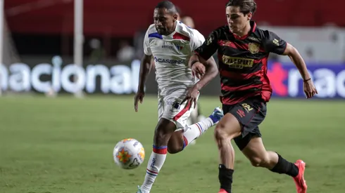 Lenny Lobato jogador do Sport disputa lance com Tinga jogador do Fortaleza durante partida no estadio Ilha do Retiro pelo campeonato Copa Do Nordeste 2025.