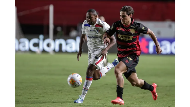 Lenny Lobato jogador do Sport disputa lance com Tinga jogador do Fortaleza durante partida no estadio Ilha do Retiro pelo campeonato Copa Do Nordeste 2025.