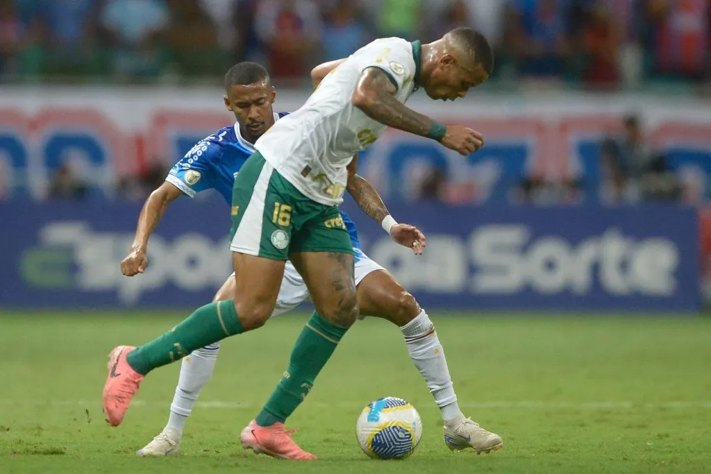 BA – SALVADOR – 20/11/2024 – BRASILEIRO A 2024, BAHIA X PALMEIRAS – Ademir jogador do Bahia disputa lance com Caio Paulista jogador do Palmeiras durante partida no estadio Arena Fonte Nova pelo campeonato Brasileiro A 2024. Foto: Jhony Pinho/AGIF