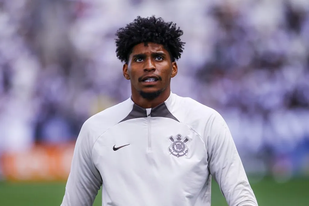 Hugo Souza durante aquecimento antes da partida contra o Vasco no Campeonato Brasileiro de 2024. Foto: Marco Miatelo/AGIF