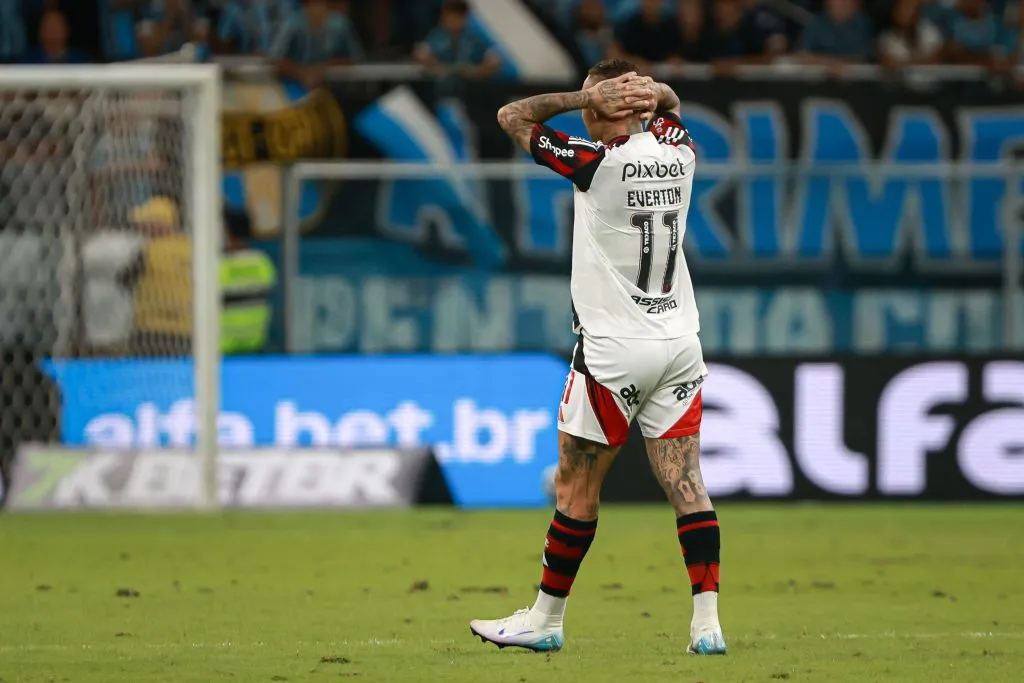 RS – PORTO ALEGRE – 13/04/2025 – BRASILEIRO A 2025, GREMIO X FLAMENGO – Everton Cebolinha jogador do Flamengo lamenta durante partida contra o Gremio no estadio Arena do Gremio pelo campeonato Brasileiro A 2025. Foto: Maxi Franzoi/AGIF