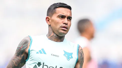 Dudu durante aquecimento pelo Cruzeiro. Foto: Gilson Lobo/AGIF