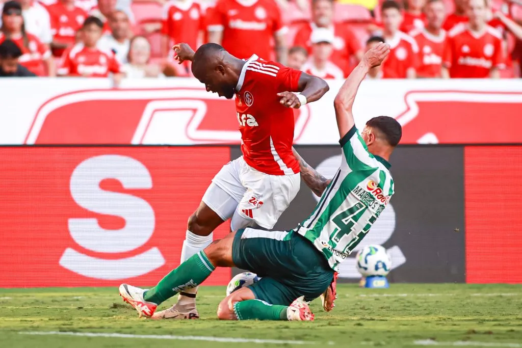 Enner Valencia jogador do Internacional disputa lance com Marcos Paulo jogador do Juventude durante partida no estadio Beira-Rio pelo campeonato Brasileiro A 2025. Foto: Maxi Franzoi/AGIF