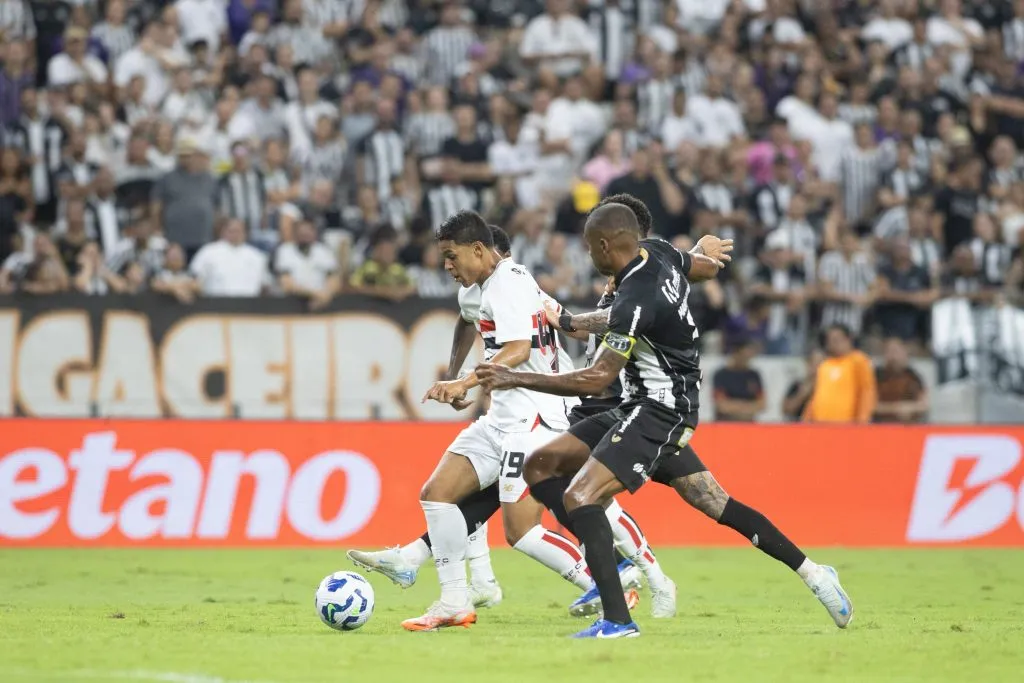 Ryan Francisco, jogador do São Paulo, durante partida contra o Ceara na Arena Castelão pelo Campeonato Brasileiro 2025. Foto: Baggio Rodrigues/AGIF