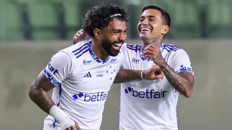 Dudu e Gabigol comemorando gol pelo Cruzeiro. Foto: Gilson Lobo/AGIF