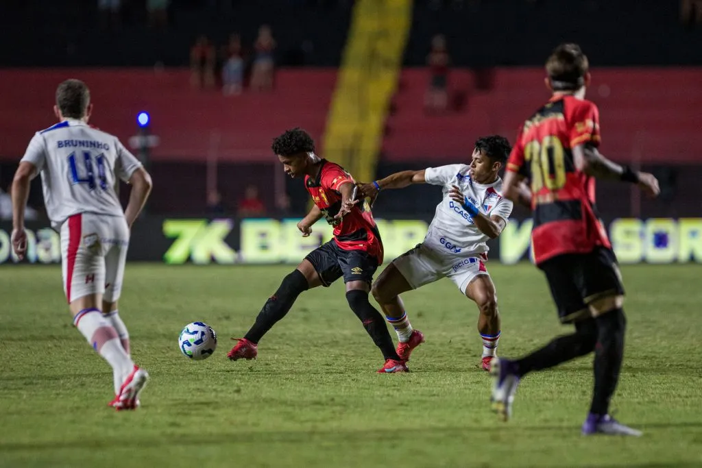 Ze Lucas jogador do Sport durante partida contra o Fortaleza no estadio Ilha do Retiro pelo campeonato Brasileiro A 2025. Foto: Rafael Vieira/AGIF