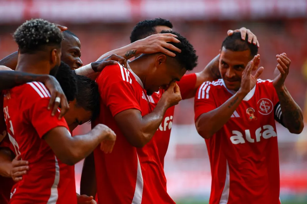 Victor Gabriel jogador do Internacional comemora seu gol com jogadores do seu time durante partida contra o Juventude no estadio Beira-Rio pelo campeonato Brasileiro A 2025. Foto: Maxi Franzoi/AGIF