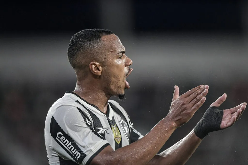 RJ – RIO DE JANEIRO – 26/04/2025 – BRASILEIRO A 2025, BOTAFOGO X FLUMINENSE – Marlon Freitas jogador do Botafogo durante partida contra o Fluminense no estadio Engenhao pelo campeonato Brasileiro A 2025. Foto: Thiago Ribeiro/AGIF