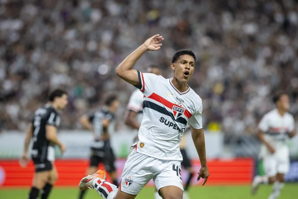 CE – FORTALEZA – 26/04/2025 – BRASILEIRO A 2025, CEARA X SAO PAULO – [Ryan Francisco] jogador do Sao Paulo comemora seu gol durante partida contra o Ceara no estadio Arena Castelao pelo campeonato Brasileiro A 2025. Foto: Baggio Rodrigues/AGIF