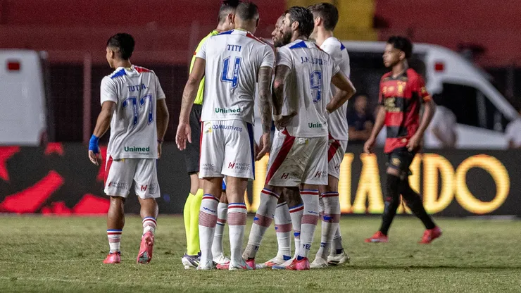 Jogadores do Fortaleza reclamando da arbritragem. Foto: Rafael Vieira/AGIF