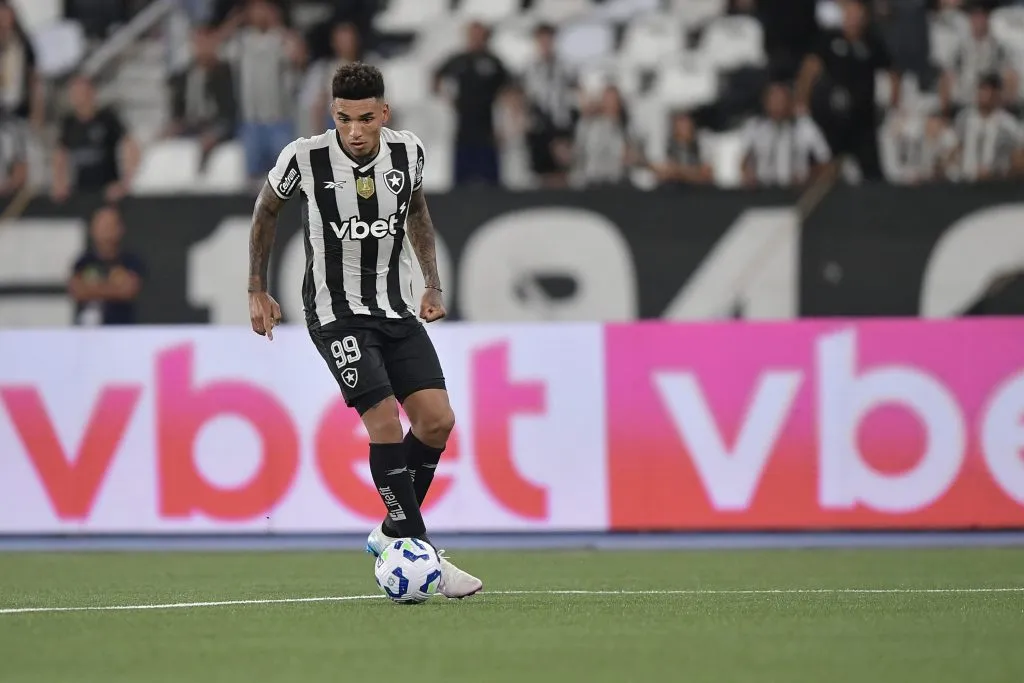 Igor Jesus em ação pelo Botafogo diante do Fluminense no Brasileirão 2025. Foto: Thiago Ribeiro/AGIF