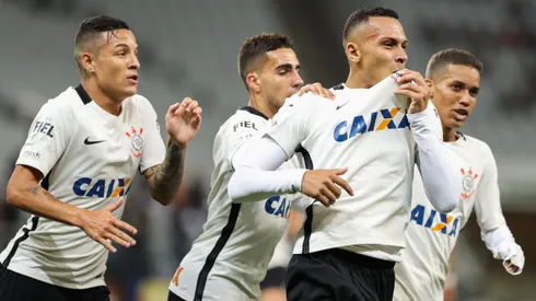 Jogadores do Corinthians comemorando gol contra o Linense no Paulistão 2017.