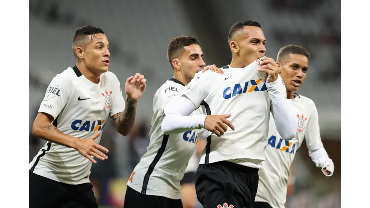 Jogadores do Corinthians comemorando gol contra o Linense no Paulistão 2017.
