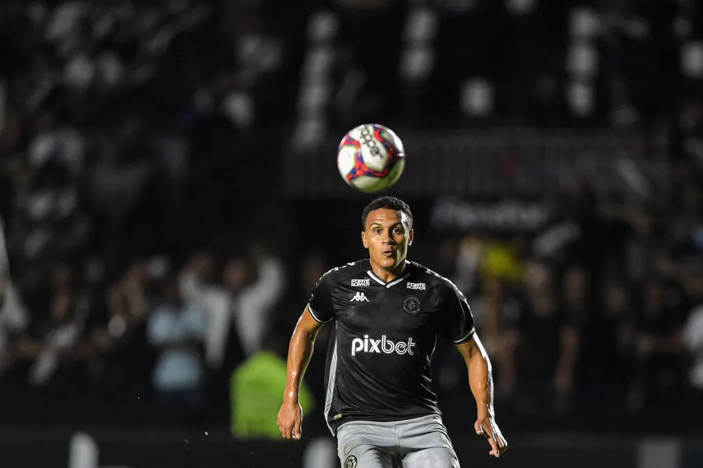 Léo Jabá durante partida contra o CSA do Campeonato Brasileiro da Série B 2021. Foto: Thiago Ribeiro/AGIF