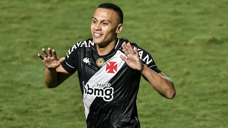 Léo Jabá durante confronto contra o Vila Nova na Série B de 2021.
