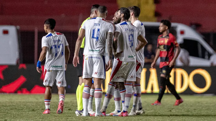 Jogadores do Fortaleza reclamam com a arbitragem durante partida contra o Sport no estAdio Ilha do Retiro pelo campeonato Brasileiro A 2025. Foto: Rafael Vieira/AGIF