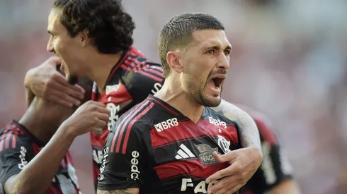 RJ – RIO DE JANEIRO – 27/04/2025 – BRASILEIRO A 2025, FLAMENGO X CORINTHIANS – Pedro jogador do Flamengo comemora seu gol com Arrascaeta jogador da sua equipe durante partida contra o Corinthians no estadio Maracana pelo campeonato Brasileiro A 2025. Foto: Alexandre Loureiro/AGIF