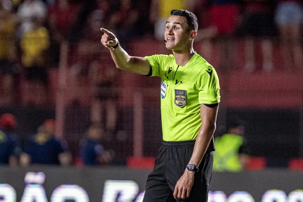 O arbitro Matheus Delgado Candancan durante partida entre Sport e Fortaleza no estadio Ilha do Retiro pelo campeonato Brasileiro A 2025. Foto: Rafael Vieira/AGIF
