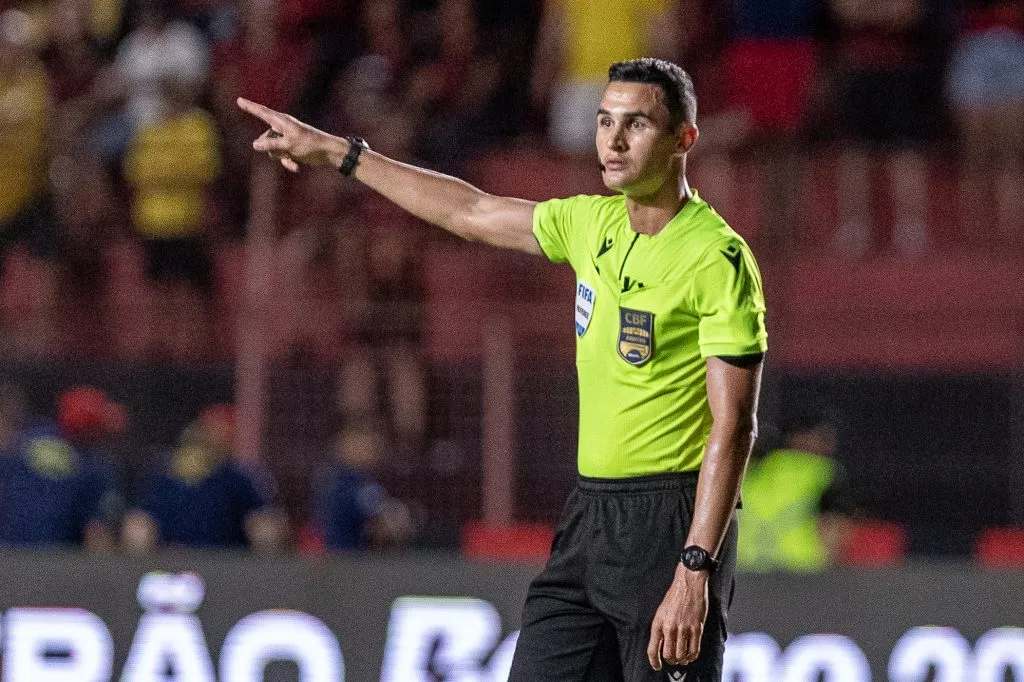 Árbitro Matheus Delgado Candancan durante partida entre Sport e Fortaleza  pelo campeonato Brasileiro A 2025. Foto: Rafael Vieira/AGIF