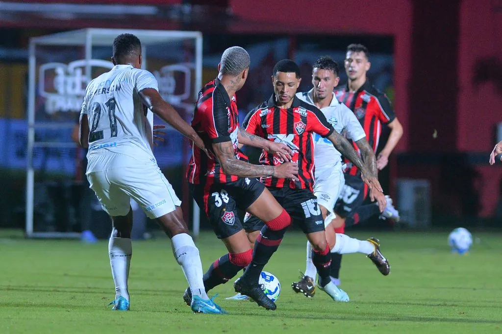 Mateuzinho, jogador do Vitoria durante partida contra o Gremio no estadio Barradao pelo campeonato Brasileiro A 2025. Foto: Walmir Cirne/AGIF