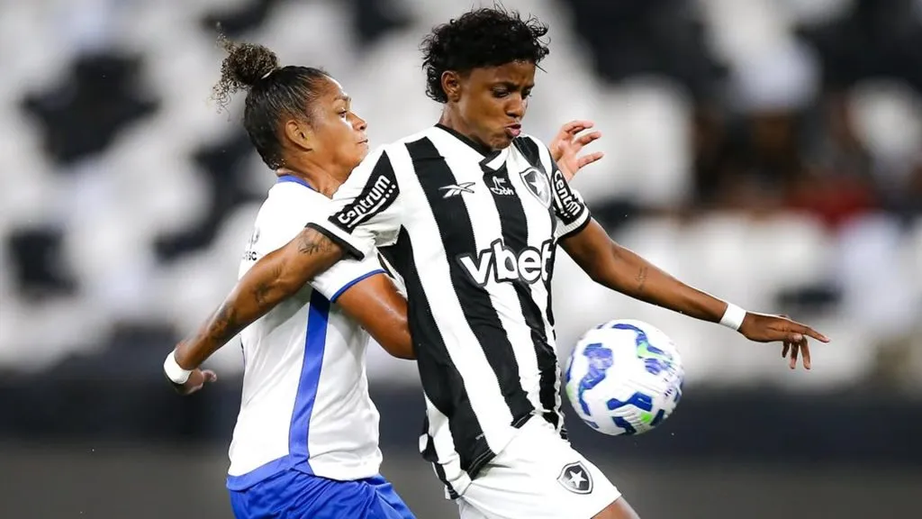 Jogadoras de Botafogo e Avaí Kindermann disputam pela bola (Reprodução/Arthur Barreto/Botafogo)
