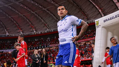Dudu do Cruzeiro durante entrada em campo para partida contra o Internacional no estadio Beira-Rio pelo campeonato Brasileiro A 2025.