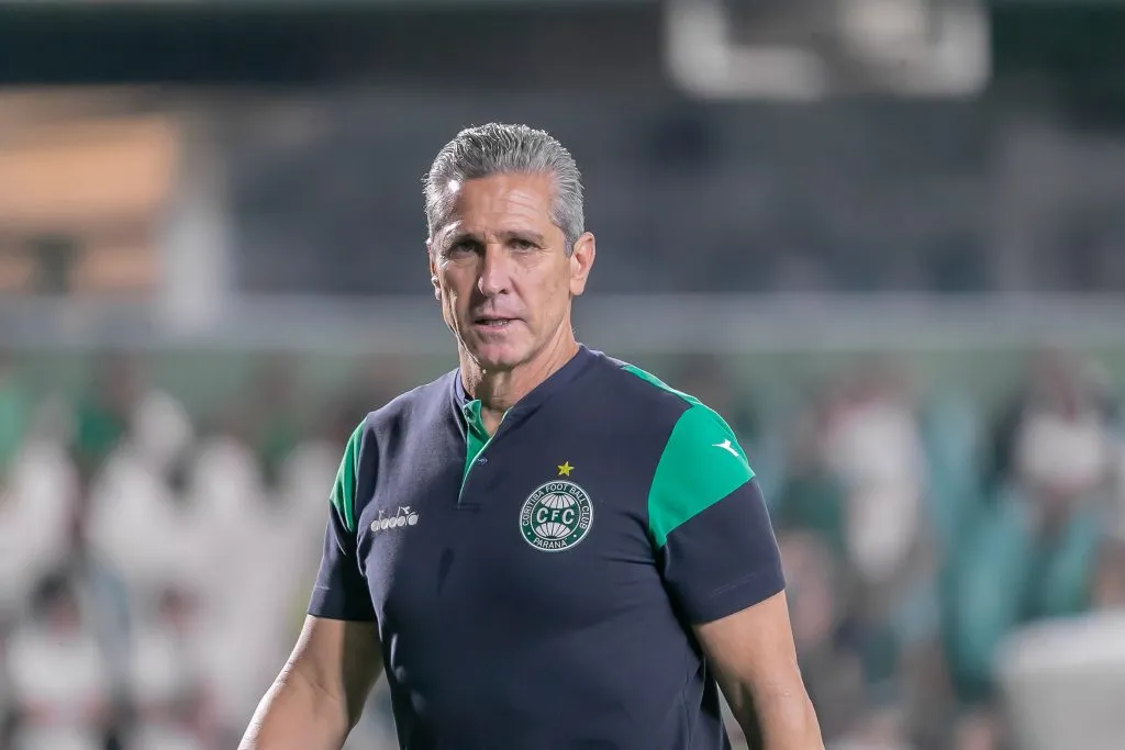 Jorginho treinando o Coritiba em 2024 – Foto: Fernando Teramatsu/AGIF