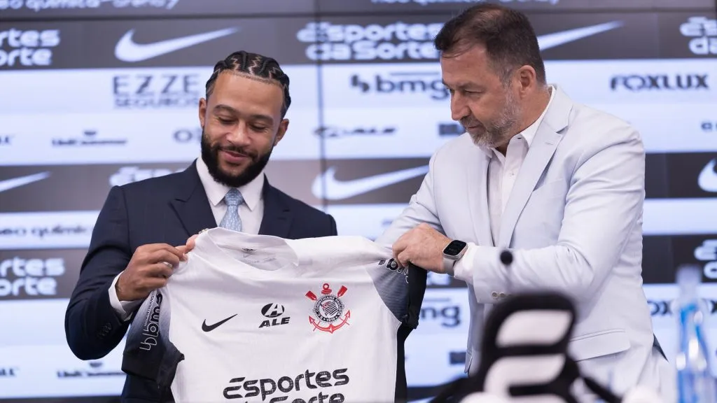 Memphis Depay e Augusto Melo em apresentação do atacante.  Foto: Ettore Chiereguini/AGIF