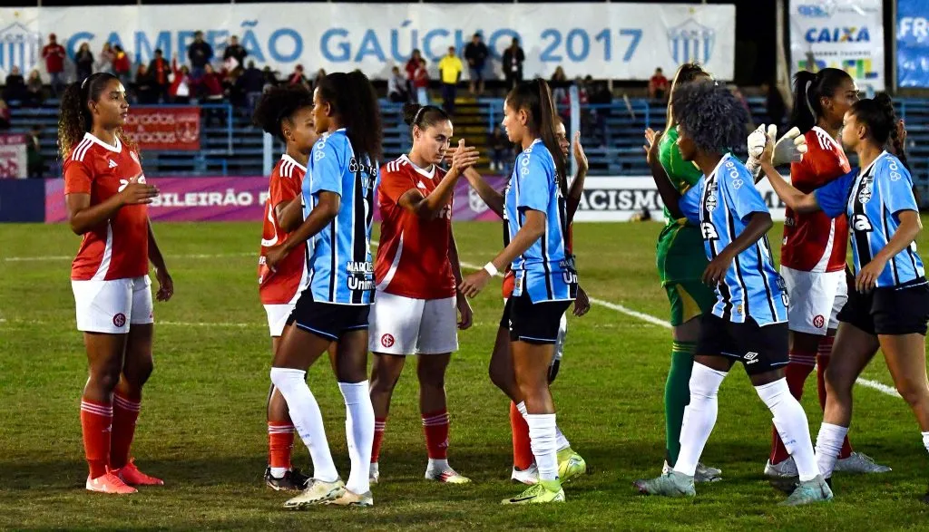 Jogadoras de Grêmio e Inter se cumprimentam antes do clássico (Reprodução/Flickr/CBF)
